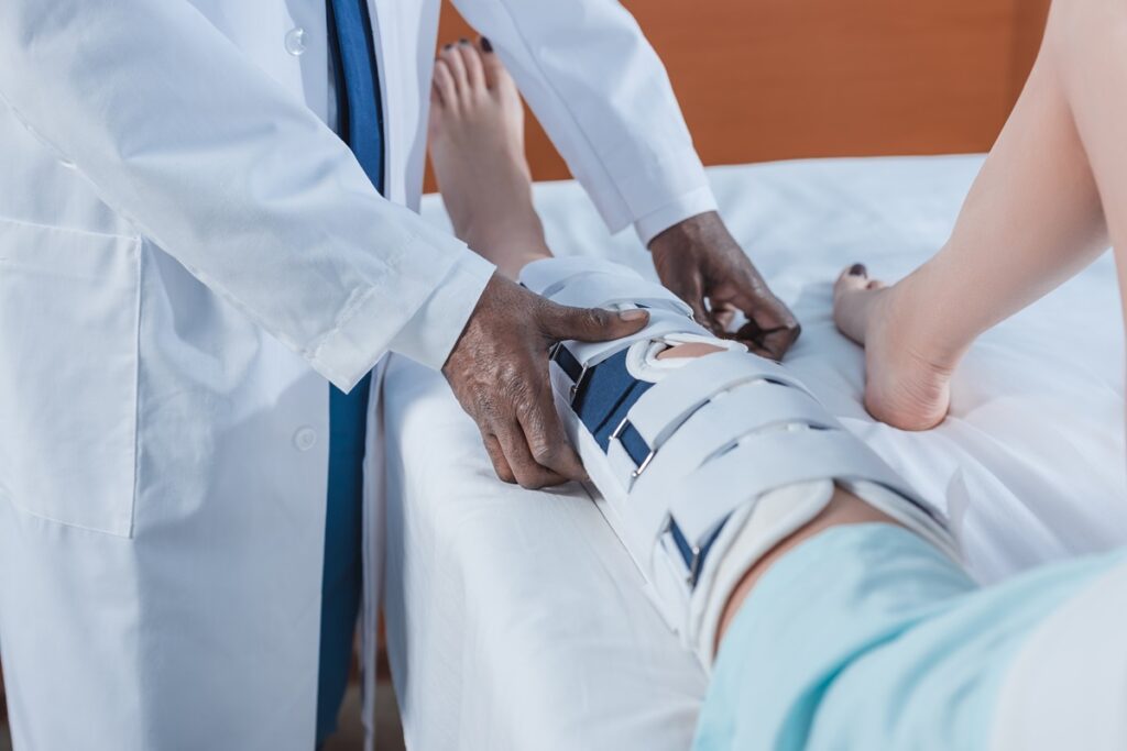 Cirurgia de tornozelo quebrado: como é feita e tempo de recuperação