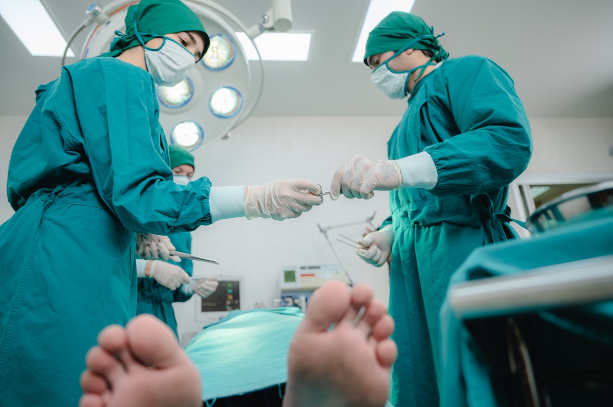 Cirurgia para pé chato: como é feita e como é a recuperação