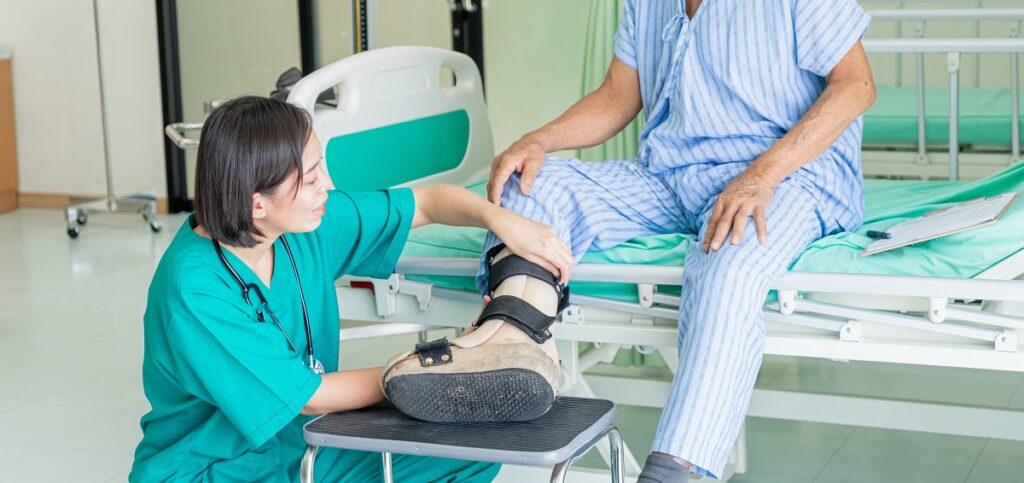 Cirurgia no tornozelo para lesão ligamentar: procedimento e recuperação