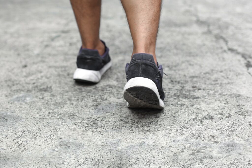 Estalos no tornozelo ao andar: o que pode ser e seu risco à saúde