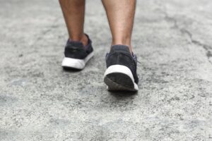 Estalos no tornozelo ao andar: o que pode ser e seu risco à saúde