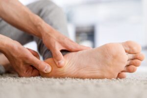 O que causa fascite plantar?