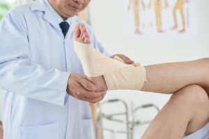 Tempo de afastamento após fratura no tornozelo: o que considerar para uma recuperação segura