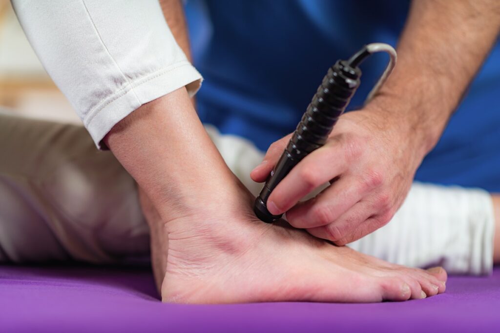 Tratamento com Ondas de Choque para Fascite Plantar e Esporão de Calcâneo: Guia Completo com Benefícios, Sessões e Resultados
